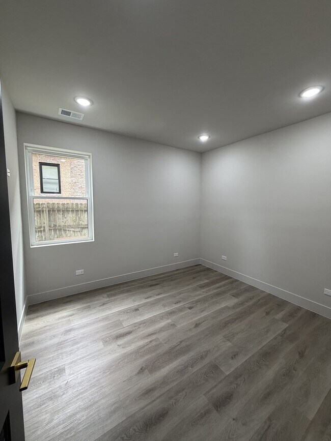 Building Photo - 6603 S Langley Ave