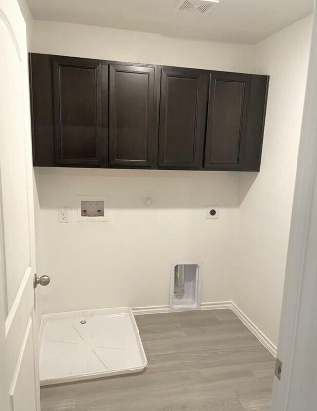 Building Photo - 3537 Brentwood Dr