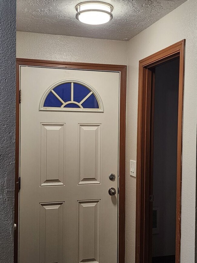 Building Photo - 1ST  FULL  MONTH'S  RENT  FREE   Pet-friendly Townhouse Near Parks and Downtown Newberg