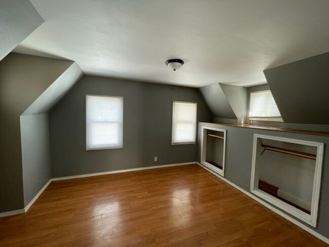 Building Photo - 4-bedroom, 2-bath home close to Ball State...