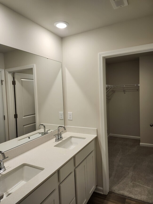 Building Photo - 818 Powder Br Dr