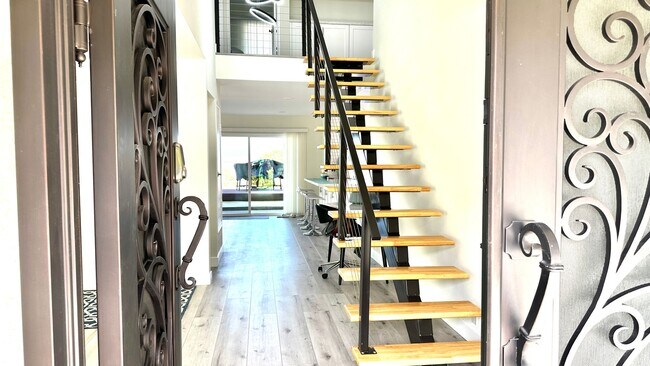Building Photo - Stunning Newly Renovated 3BD/2.5BA Luxury ...