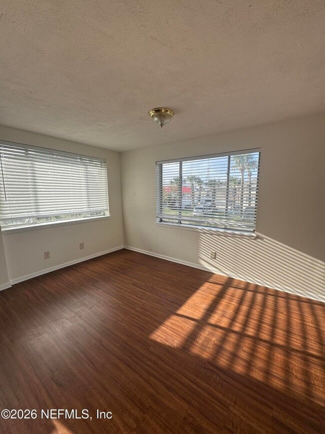 Building Photo - 210 13th Ave N