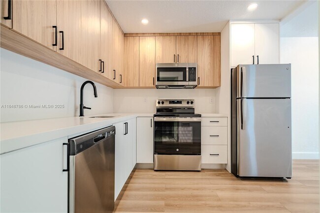 Building Photo - 1220 71st St