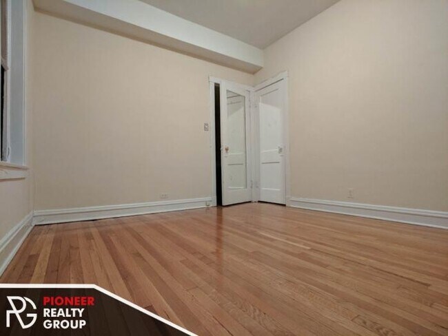 Building Photo - 2 bedroom in CHICAGO IL 60657