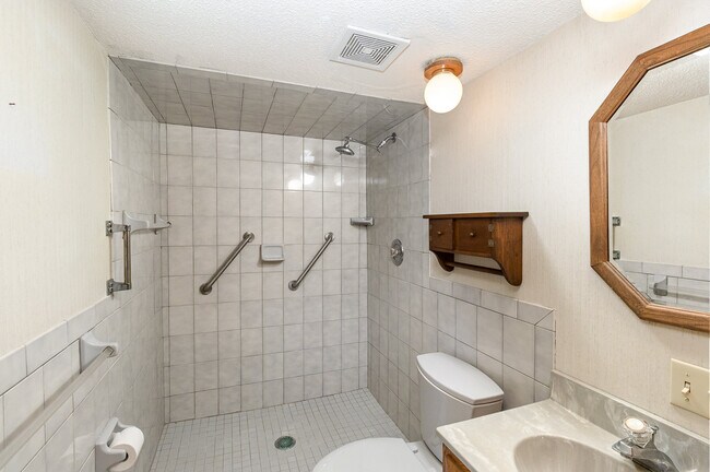 Lower floor bathroom - 3937 Pumice Ct