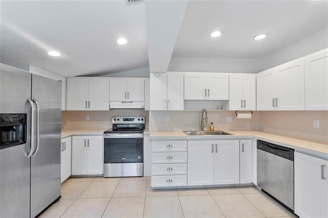Building Photo - 931 SW 21st Ct