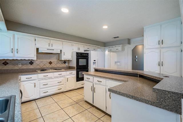 Building Photo - 4212 Village Green Dr