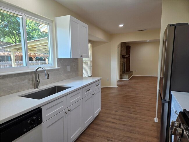 Building Photo - 6704 Clubway Ln