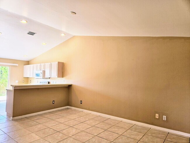 Building Photo - Nice 3 Bedroom Duplex in Lehigh Acres