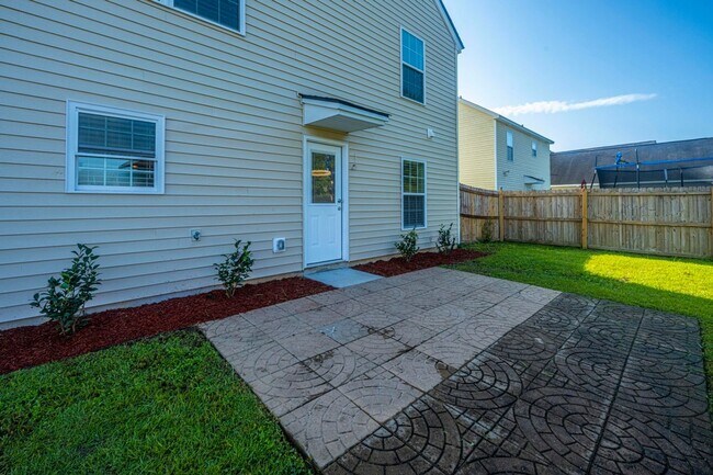 Building Photo - **COMPLETLEY RENOVATED** 4 Bed, 3 Bath Hom...