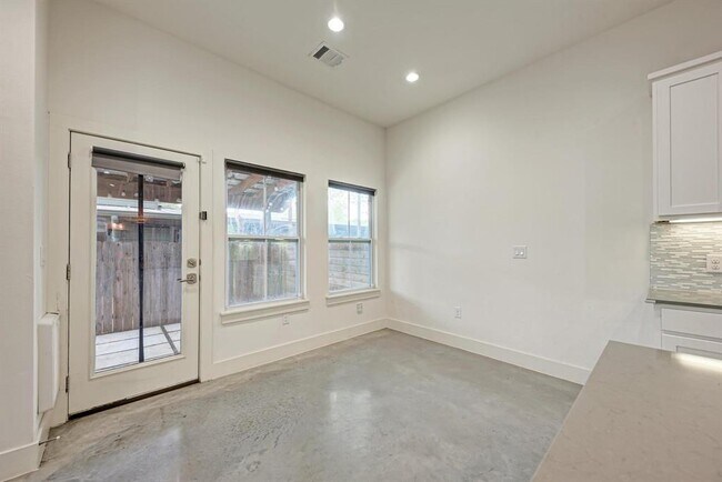 Building Photo - 1000 Taulbee Ln