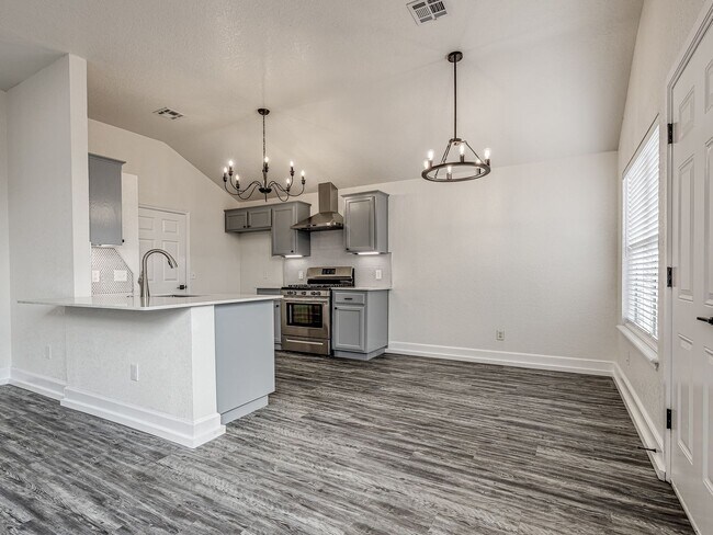 Building Photo - Newly remodeled home in Yukon!