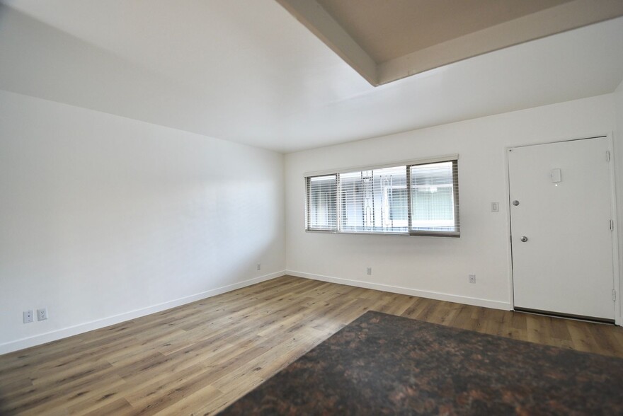 Building Photo - 10645 Valley Spring Ln