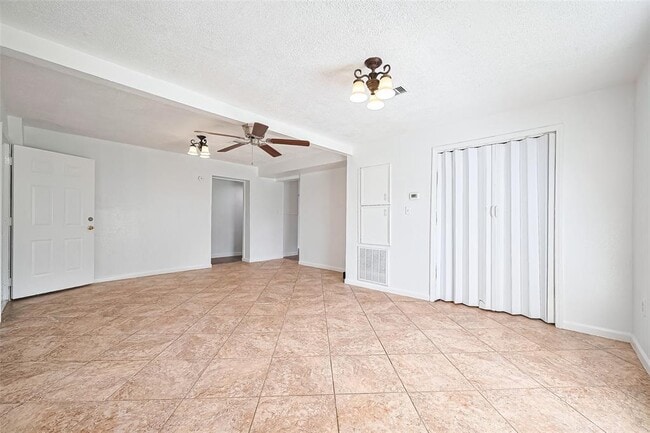 Building Photo - 227 N Austin Dr