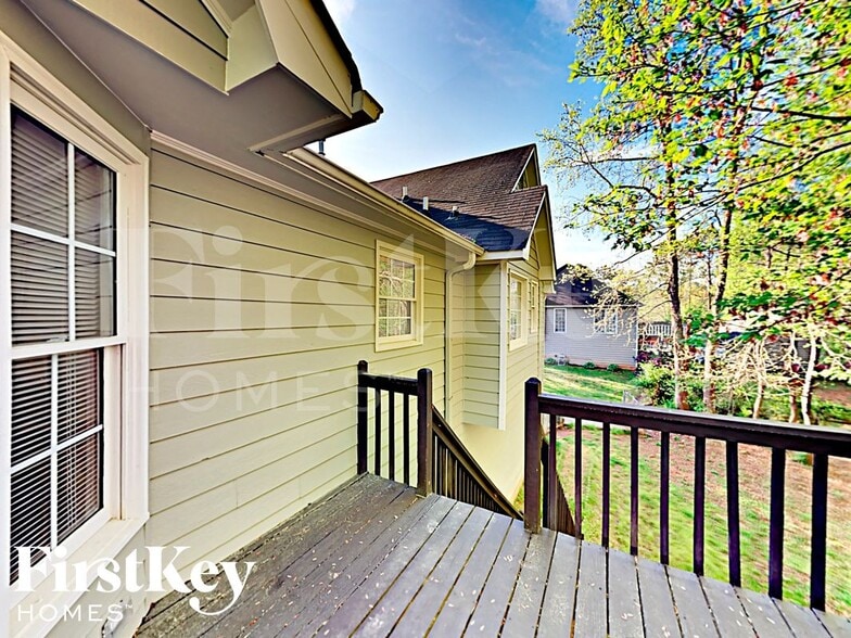 Building Photo - 452 Maplewood Ln