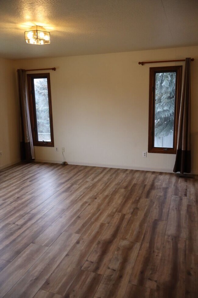 Building Photo - Spacious Home with Large pet friendly yard