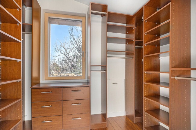 Building Photo - "Modern 4-Bed Boulder Retreat with Granite Elegance & Finished Basement!"