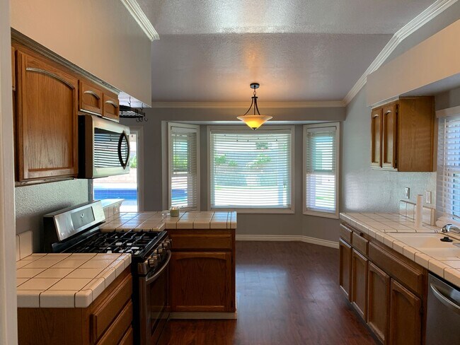 Building Photo - Beautiful 3 Bed West Bakersfield Home W/Po...