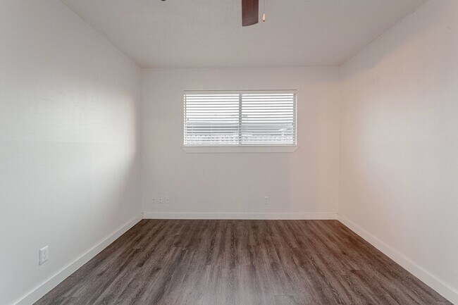 Building Photo - 1602 Parker Ln