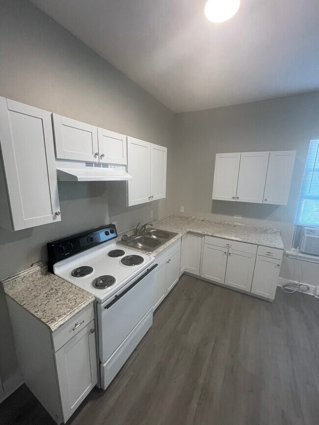 Building Photo - 119 S Pine St