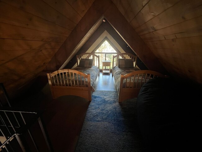 Building Photo - Nicely Remodeled Fully Furnished Condo
