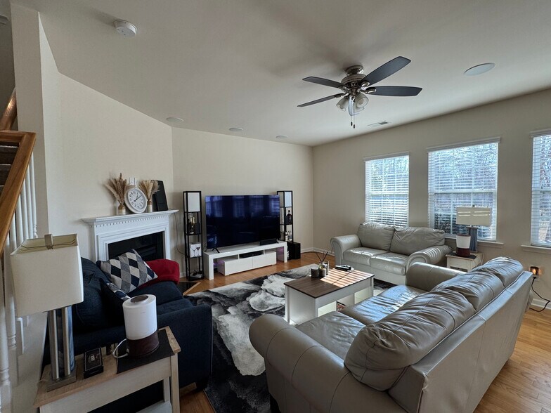 Building Photo - Room in House on Green Birch Dr