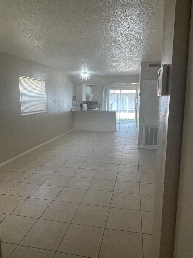 Building Photo - 2221 Leo Dr