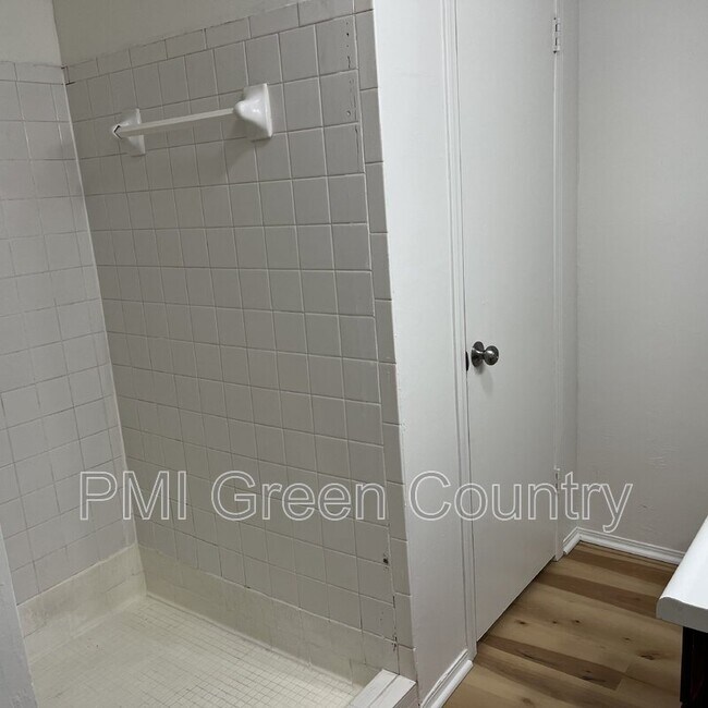 Building Photo - 2216 E 66th Pl