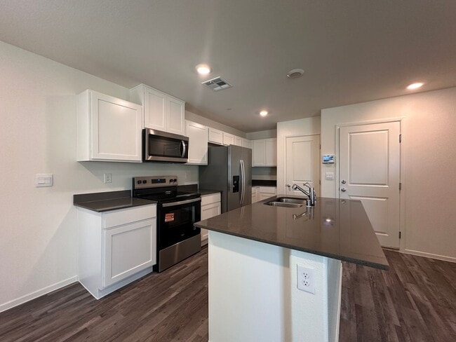 Building Photo - BRAND NEW 3 BEDROOM TOWNHOUSE W/LOFT