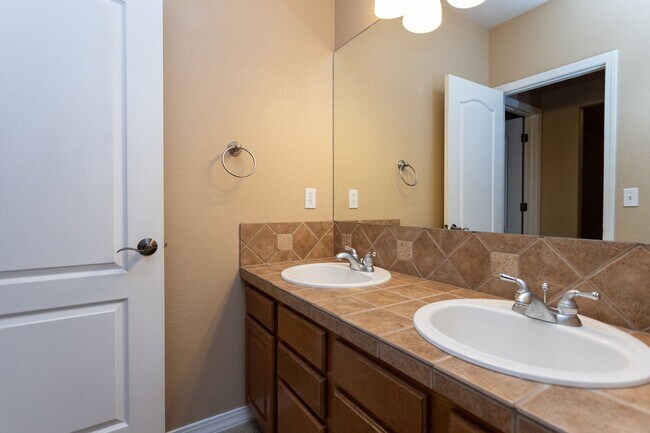 Building Photo - Beautiful Ranch in Pine Creek!