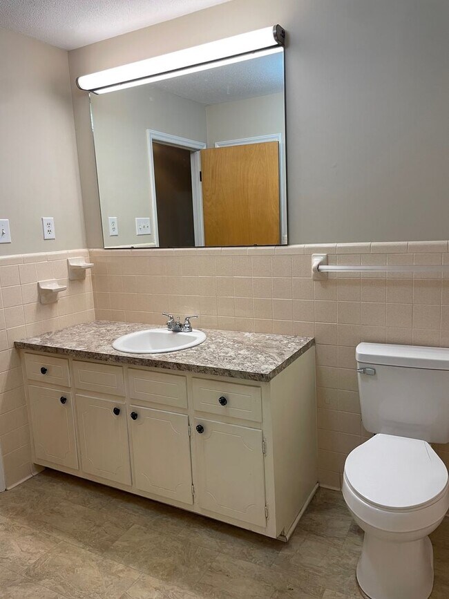 Building Photo - 2-3 BED, 1.5 BATH BRICK HOME