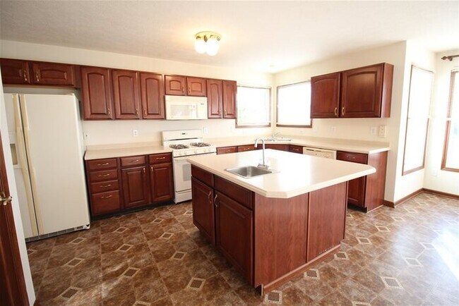 Building Photo - 5147 St Laurent Dr