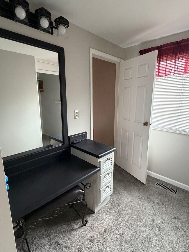 Building Photo - Great Four Bedroom Huber Home