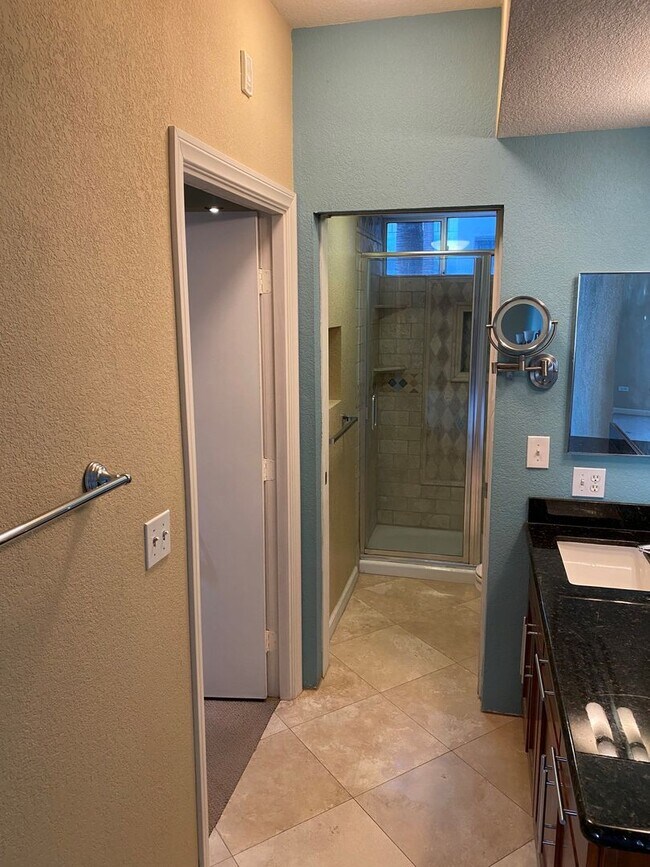 Building Photo - Dual Master 2 Bed 2.5 Bath - Walk-up townhouse at Atria!