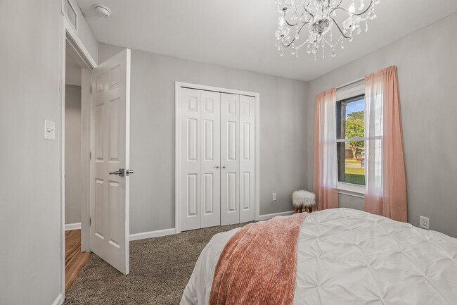 Building Photo - Stunning 4 bedroom with two bonus spaces, ...