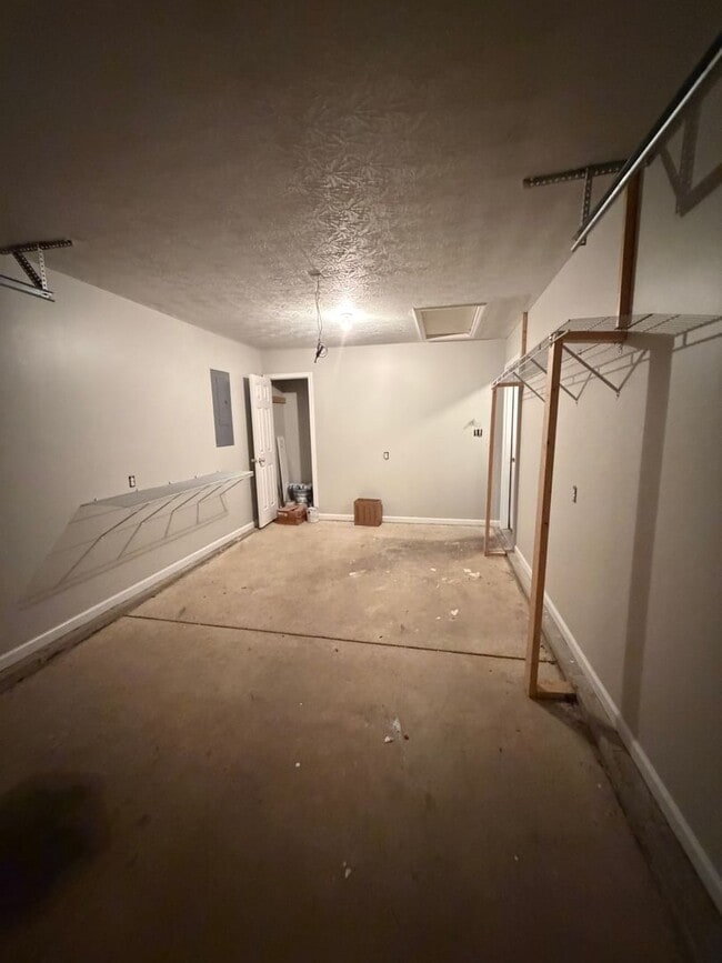 Building Photo - 3 Bedroom Available Now!