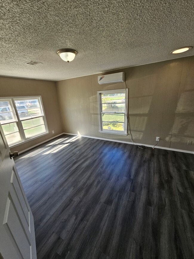 Primary Photo - Cute 4 bedroom House