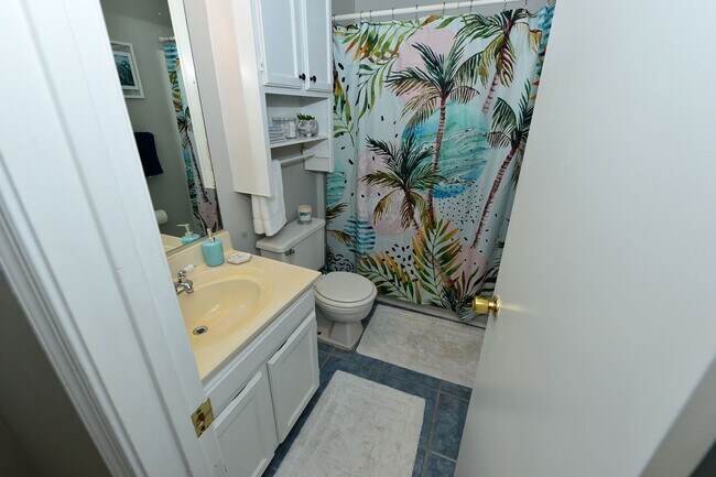 Building Photo - Just Blocks from Beach!