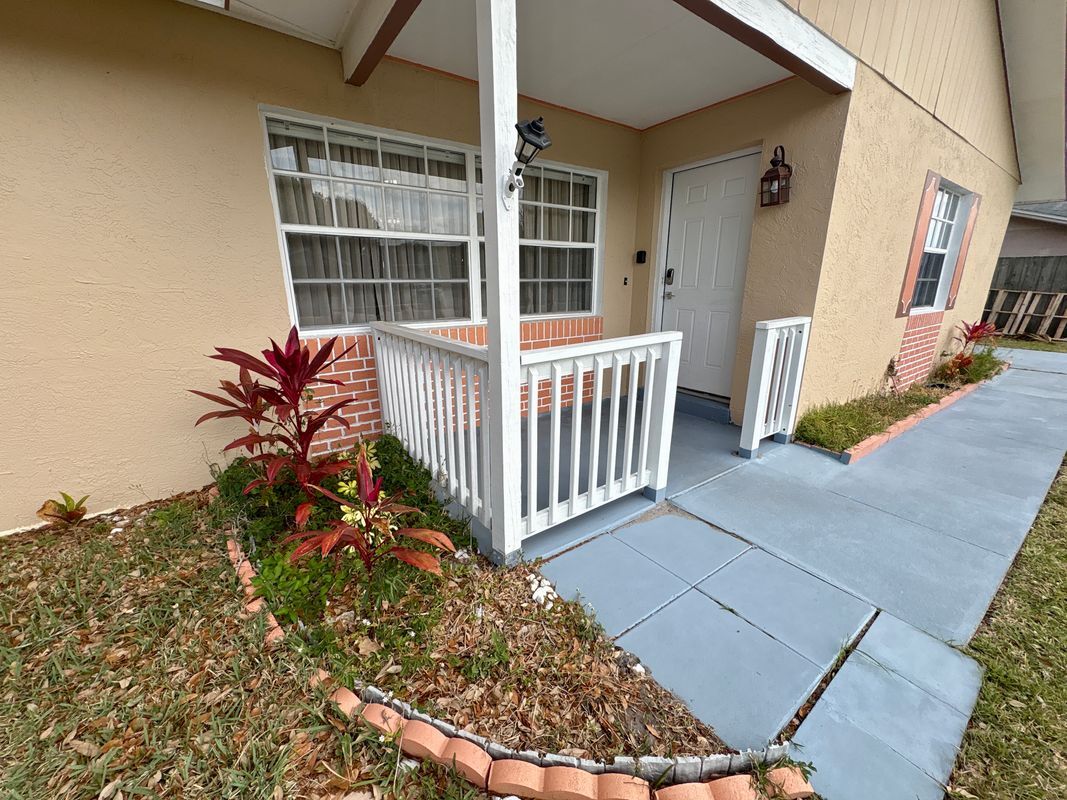 Building Photo - 2147 Sandalwood Dr