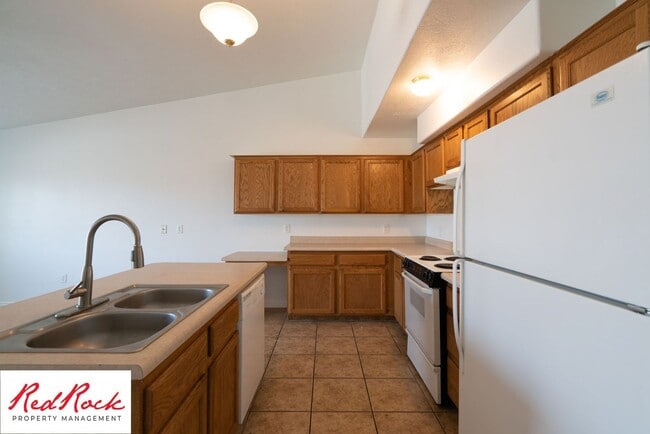 Building Photo - Spacious 3 Bedroom Townhome in Central St....