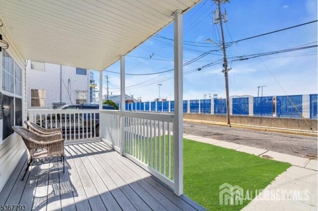 Building Photo - 28 Bay Ave