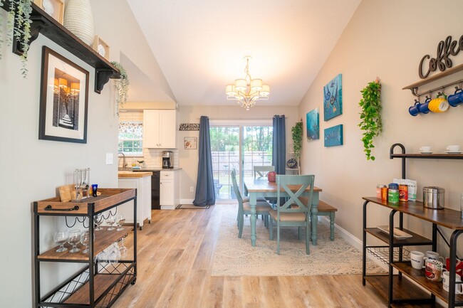 Building Photo - FURNISHED MONTHLY RENTAL-AVAILABLE STARTIN...