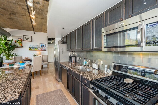 Building Photo - 933 W Van Buren St