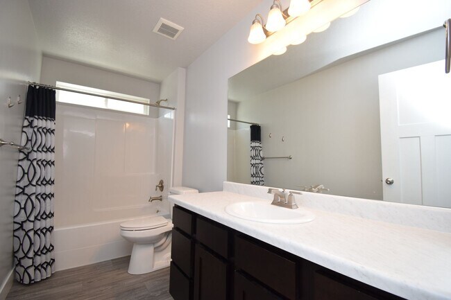 Building Photo - Quiet Family Friendly 4 Bed Home in Bluffdale!!