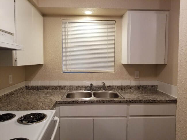 Kitchen - 809 Borseth St