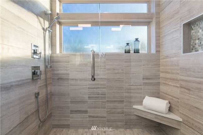 Building Photo - Modern 4-Bedroom Townhome in the Heart of ...