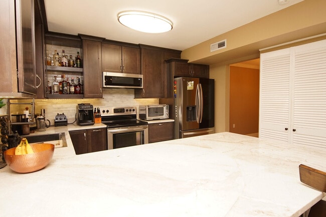 Building Photo - 574 L'Ombre Cir NE