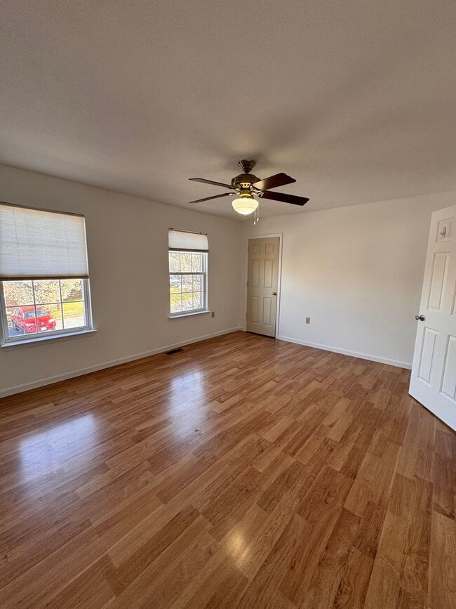 Building Photo - Townhouse for Rent