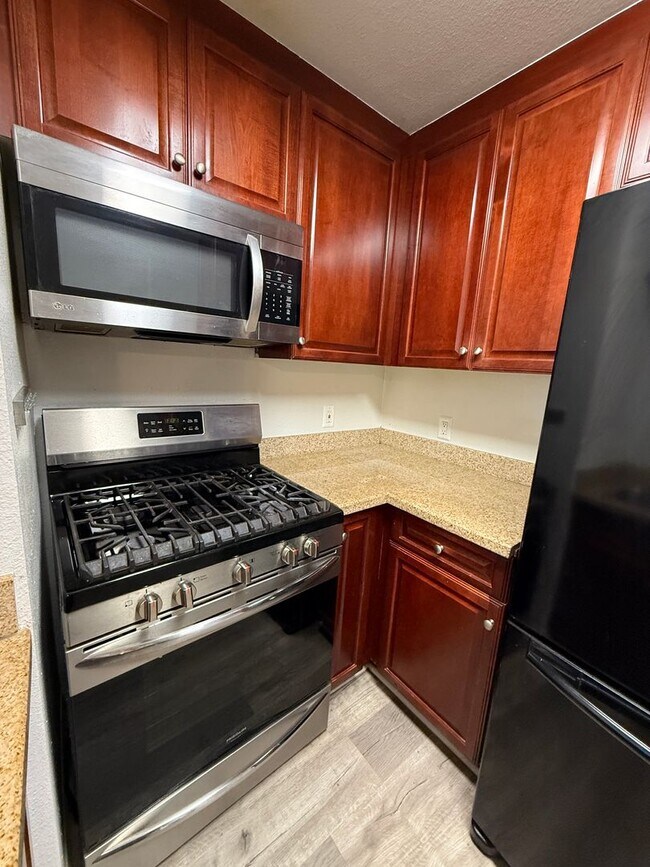 Building Photo - Modern 1BD/1BA Condo at The Met Warner Center! Ready for Move-In!